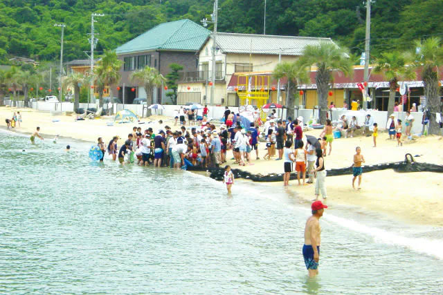 男鹿島で「生きた魚をつかみ獲りっ！」中村さんちの地引網体験