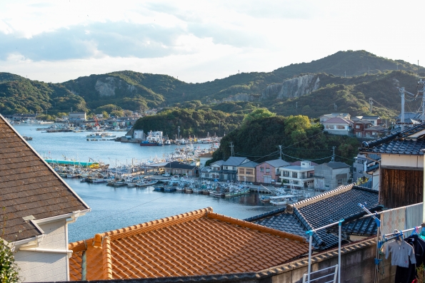 坊勢島の漁船が見える風景。