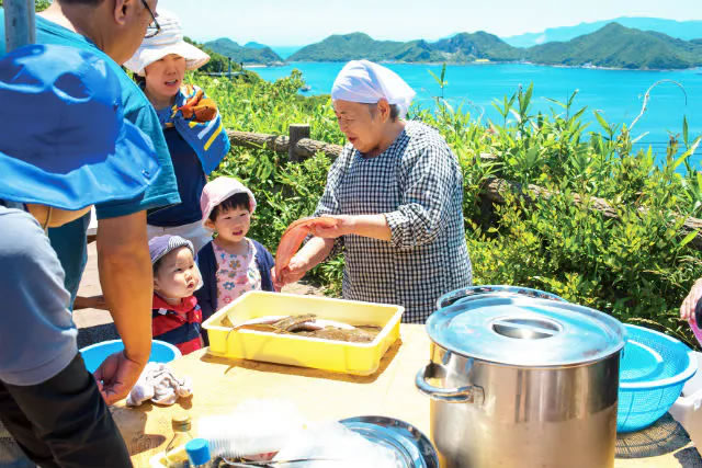 家島散策と料理名人「いえしま荘」小島明美さんに教わる料理体験教室